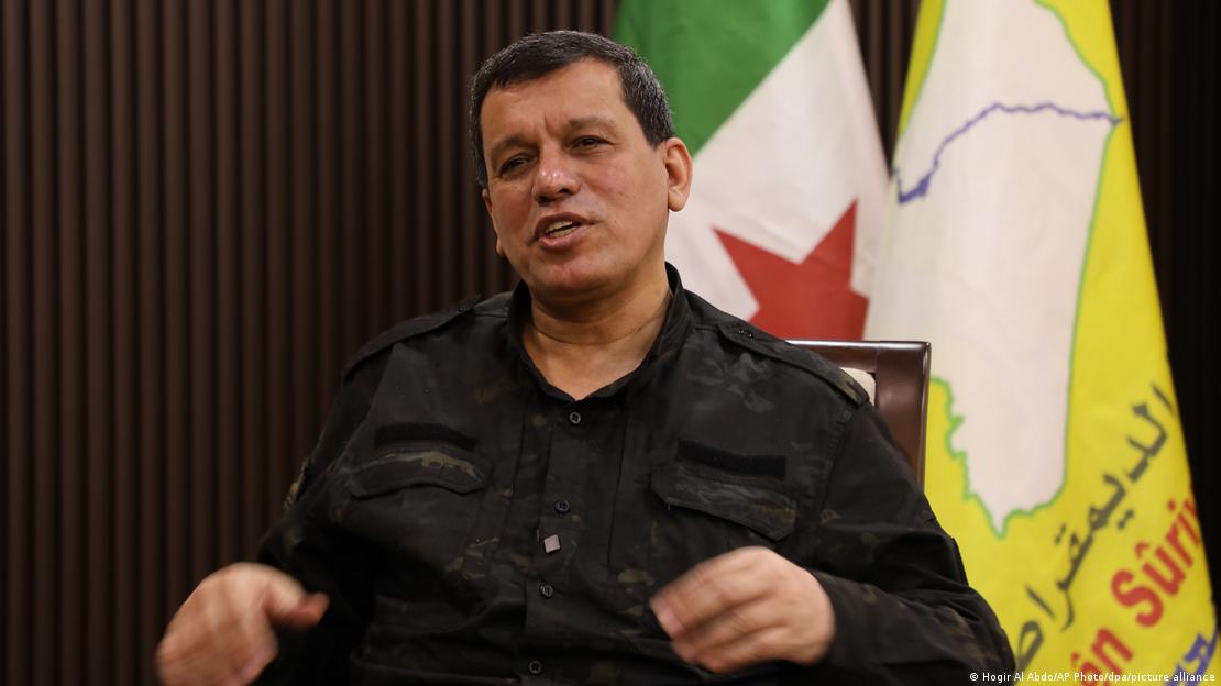 Ana omurgasını Türkiye'nin PKK ile bağlantılı gördüğü YPG'nin oluşturduğu Suriye Demokratik Güçleri (SDG) Genel Komutanı Mazlum Abdi'nin yakın plan bir fotoğrafı. Bir gazeteciye açıklama yapıyor gibi görünüyor 