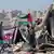 Ein Junge hisst im Gazastreifen die palästinensische Flagge inmitten der Zerstörung nach dem Rückzug Israels
