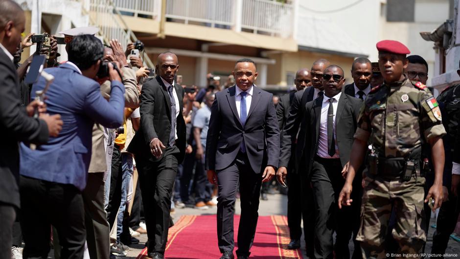 Madagascar's coup leader sworn in as president – DW – 10/17/2025
