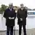 Am Hafen in Potsdam steht Kanzler Friedrich Merz (links) neben Brandenburgs Ministerpräsident Dietmar Woidke (SPD) , im Hintergrund ist ein Ausflugsschiff zu sehen