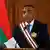 Coronel Michael Randrianirina, investido como "presidente para la refundación de la República de Madagascar", portando una banda presidencial.