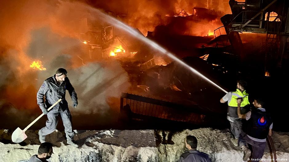 Pripadnici libanskih jedinica za pomoć u katastrofama gase požar nakon izraelskog vazdušnog napada na jugu zemlje, oktobar 2025.