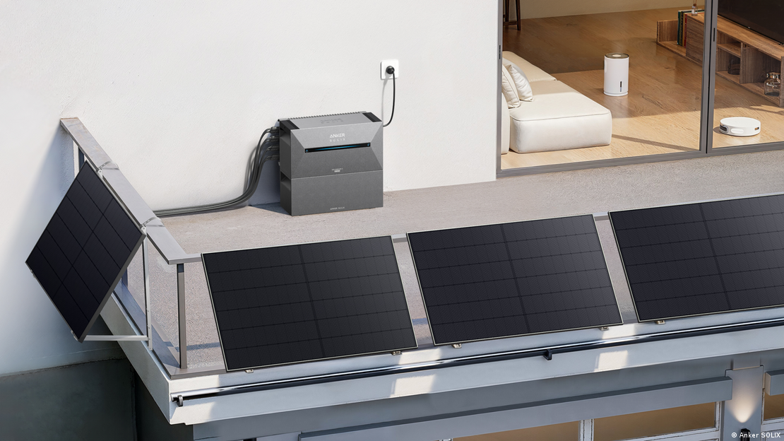 Imagem gerada por computador de uma sacada com quatro painéis solares e bateria de armazenamento ligada em uma tomada Imagem gerada por computador de uma sacada com quatro painéis solares e bateria de armazenamento ligada em uma tomada