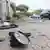 Italia, Pomezia, 2025 | Trozos del auto siniestrado y un auto de policía al fondo.