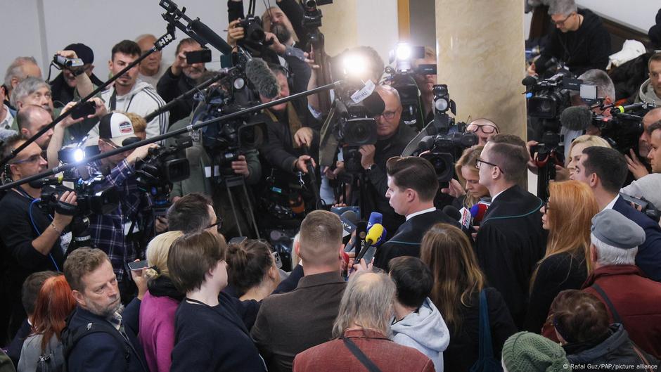 Advokati Volodimira Ž. posle presude u Varšavi govore za medije.