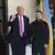 US-Präsident Donald Trump empfängt den ukrainischen Präsidenten Wolodymyr Selenskyj (r.) im Weißen Haus, Trump hebt die rechte Hand zu einer Faust, an den Seiten hängen die Fahnen beider Länder, Soldaten stehen Wache