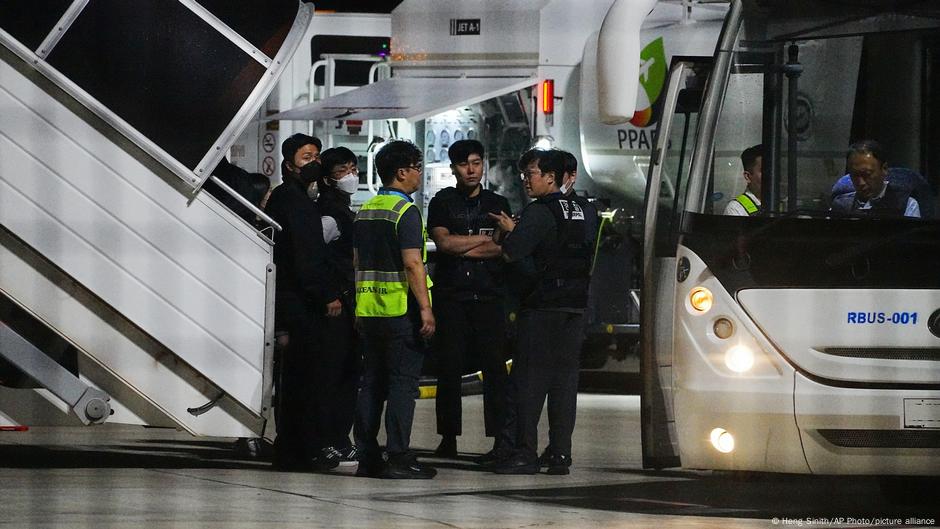 South Koreans held in Cambodia return home under arrest DW 10/18/2025