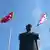 Eine türkische (l) und eine die Flagge der türkischen Republik Nordzypern wehen neben der Statue von Mustafa Kemal Atatürk