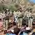 Una guardia de honor entre los numerosos asistentes al funeral, ayer viernes en Kohat, del paramilitar adscrito a la Guardia Fronteriza pakistaní.