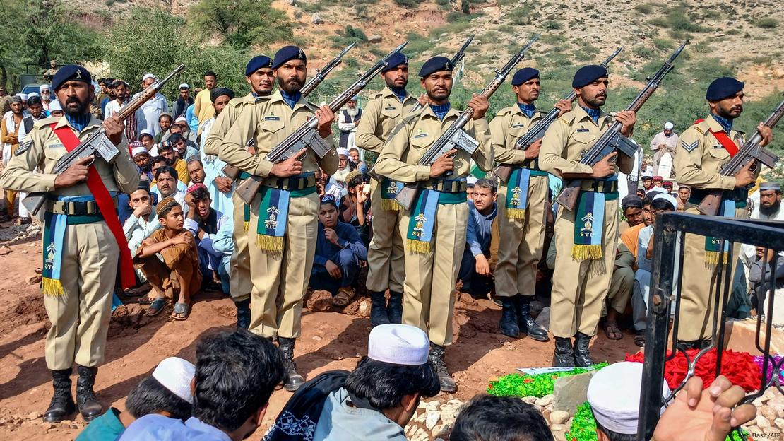 پاکستان آرمی کے اعزازی گارڈز نے 17 اکتوبر کو کوہاٹ میں ہونے والی ایک فوجی تدفین کے دوران فرنٹیئر کور (ایف سی) کے اس اہلکار کی آخری رسومات میں شرکت کی جو افغانستان اور پاکستان کی سرحدی جھڑپوں میں ہلاک ہوا تھا