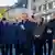 Bundeskanzler Friedrich Merz steht umgeben von mehreren Personen in einer Fußgängerzone in Meschede im Sauerland und spricht in ein Mikrophon, er gestikuliert mit der einen Hand