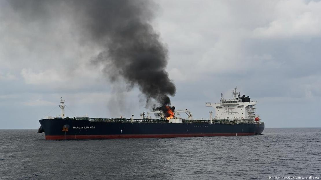 Embarcação em chamas após ataque houthi em 2024