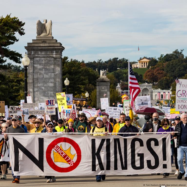 No Kings' anti-Trump protests underway across US – DW – 10/19/2025