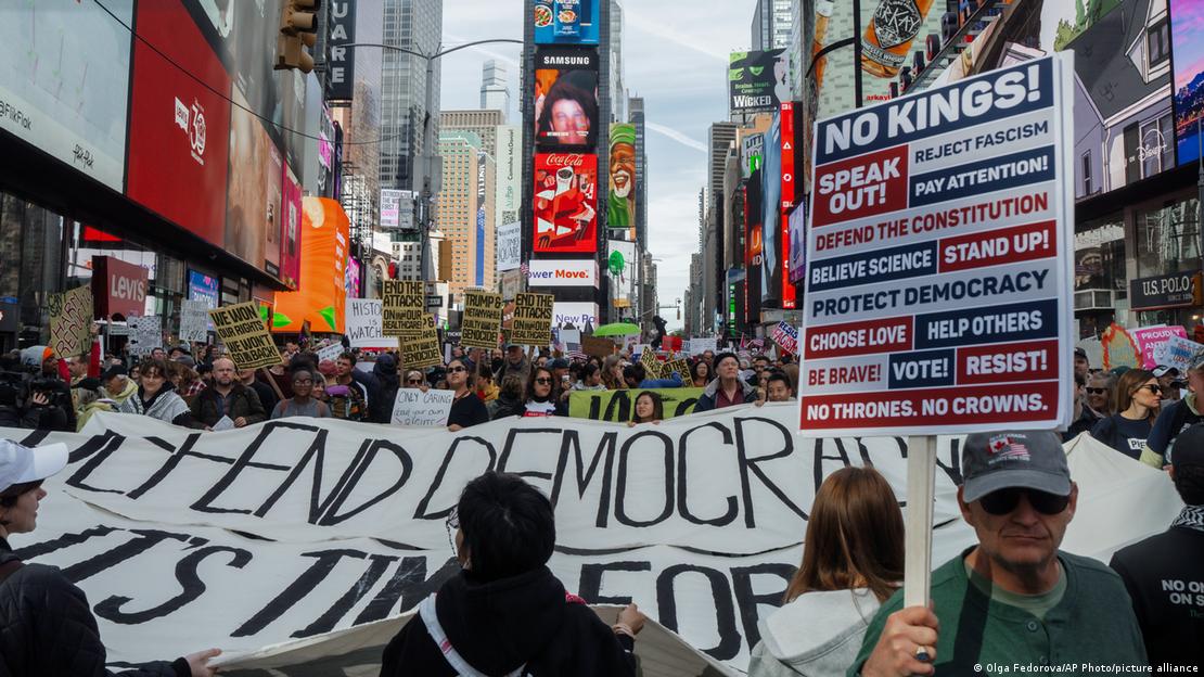 Manifestantes seguram cartazes contra Trump na Times Square, em Nova York