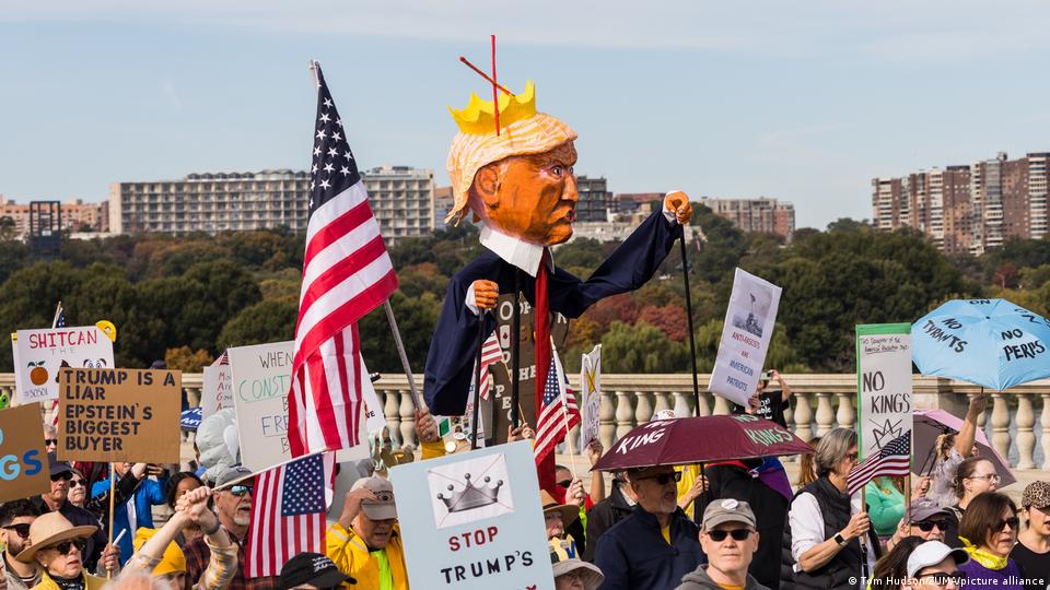 Los manifestantes atraviesan el Puente Arlington Memorial, en Washington D.C., la capital del país, cuyo gobierno local es demócrata y que ha sido militarizada por órdenes de Donald Trump. Los manifestantes atraviesan el Puente Arlington Memorial, en Washington D.C., la capital del país, cuyo gobierno local es demócrata y que ha sido militarizada por órdenes de Donald Trump.