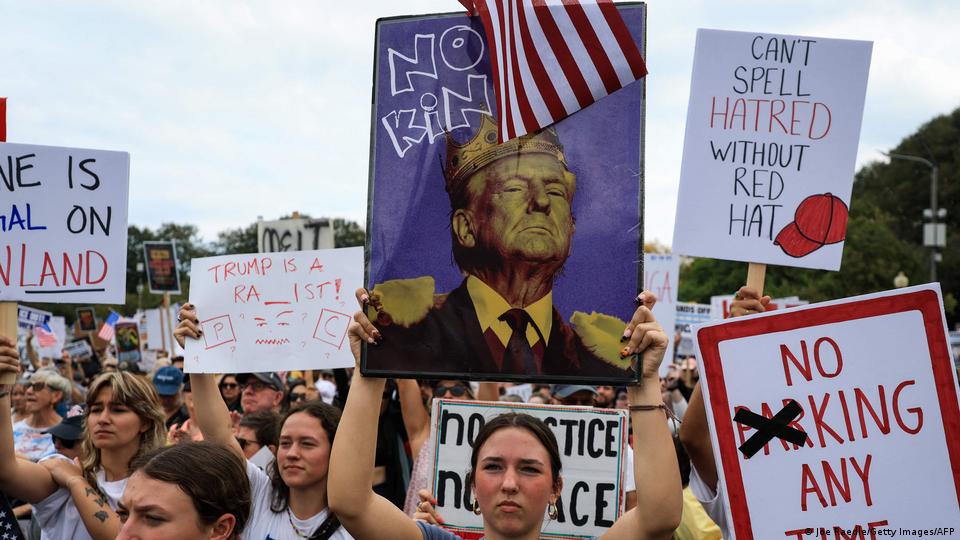 Una manifestante sostiene un imagen en la que Donald Trump se muestra como un rey durante la protesta "No Kings (No a los reyes) en Chicago, Illinois. Una manifestante sostiene un imagen en la que Donald Trump se muestra como un rey durante la protesta "No Kings (No a los reyes) en Chicago, Illinois.