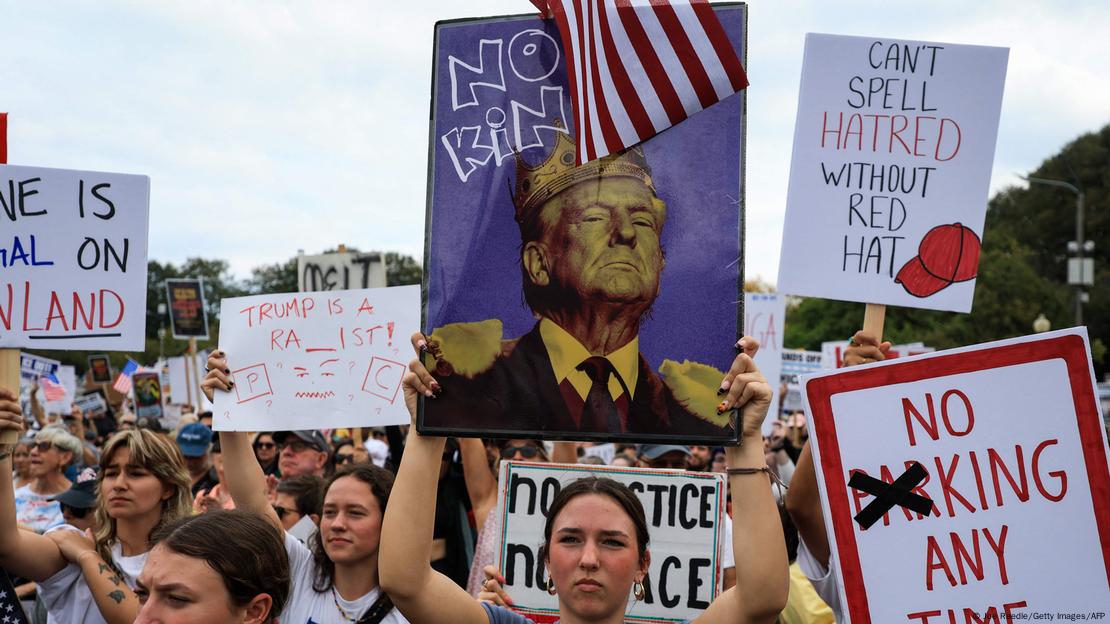 Una manifestante sostiene un imagen en la que Donald Trump se muestra como un rey durante la protesta "No Kings (No a los reyes) en Chicago, Illinois. 