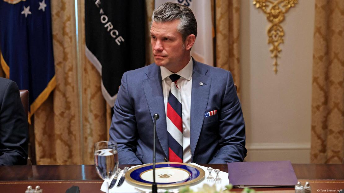 美国防长赫格塞斯在参加特朗普和泽连斯基的会晤时,佩戴了这条白蓝红三色领带 美国防长赫格塞斯在参加特朗普和泽连斯基的会晤时,佩戴了这条白蓝红三色领带