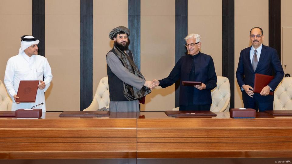 پاکستان اور افغانستان کے درمیان دوحہ میں طے پانے والے عارضی فائر بندی معاہدے کے موقع پر لی گئی تصویر پاکستان اور افغانستان کے درمیان دوحہ میں طے پانے والے عارضی فائر بندی معاہدے کے موقع پر لی گئی تصویر