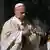 El Papa agita un incensario humeante.