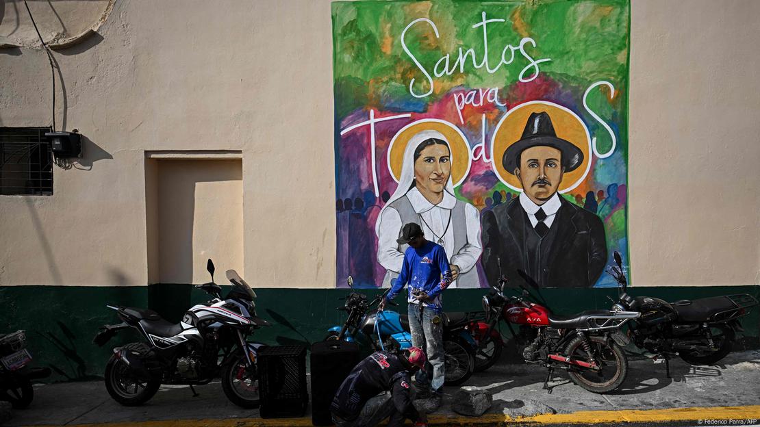 "Santos para todos", se lee en este mural que representa a María del Carmen Rendiles y a José Gregorio Hernández en una calle del barrio de La Pastora, en Caracas, fotografiado ayer.