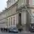 Un vehículo policial y varios agentes acordonan la grúa utilizada por los ladrones, con la escala todavía apoyada en uno de los balcones del museo.