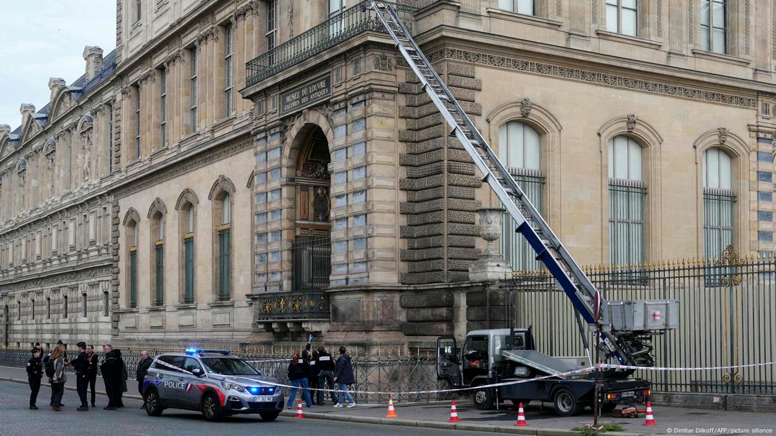 Policiais ao redor de caminhão com escada extensível usada para entrar no Louvre