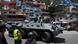Un tanque armado en una calle urbana de Caracas con viviendas en el fondo. Un tanque armado en una calle urbana de Caracas con viviendas en el fondo.