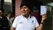 Evo Morales levanta uma das mãos, segurando cédula de votação