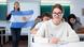 aula con estudiantes jóvenes, atrás, joven de pie con bandera argentina. aula con estudiantes jóvenes, atrás, joven de pie con bandera argentina.