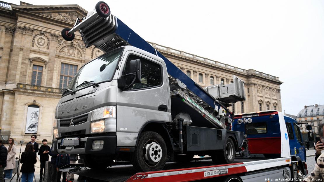 Investigadores no local onde ladrões entraram museu do Louvre com veículo de pequeno porte