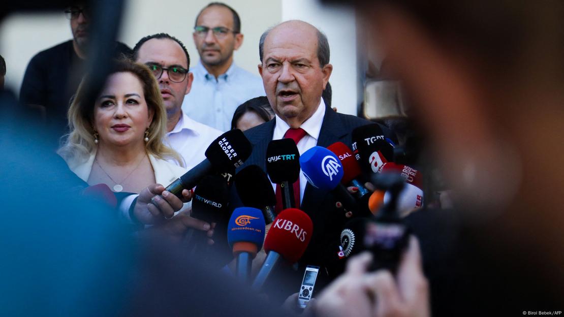 Ersin Tatar kendisine uzatılan mikrofonlara açıklama yapıyor