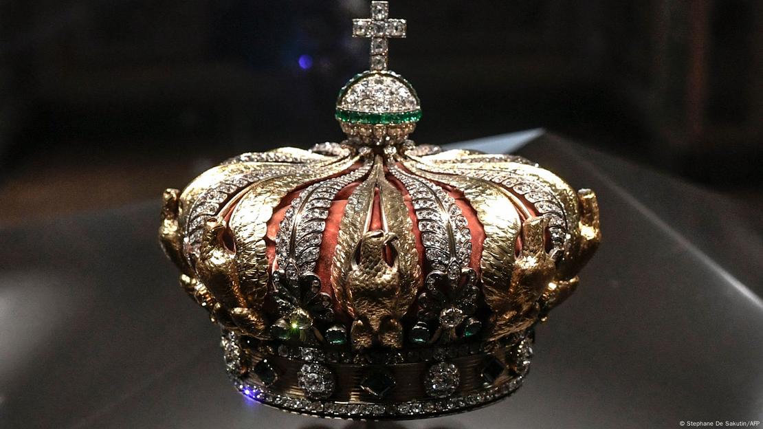 Lla corona de la emperatriz Eugenia -de color dorada, roja y verde- pero la perdieron durante la huida. Lla corona de la emperatriz Eugenia -de color dorada, roja y verde- pero la perdieron durante la huida.