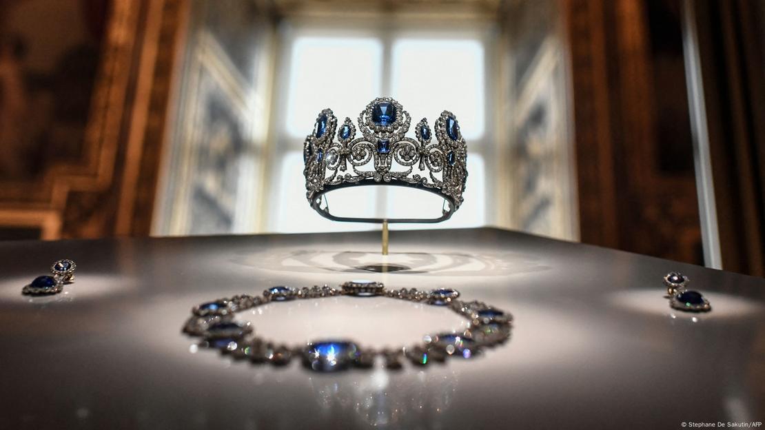 Pendientes, collar y corona -de color plateado y azul- de la emperatriz María Amelía, robados del Louvre. Pendientes, collar y corona -de color plateado y azul- de la emperatriz María Amelía, robados del Louvre.