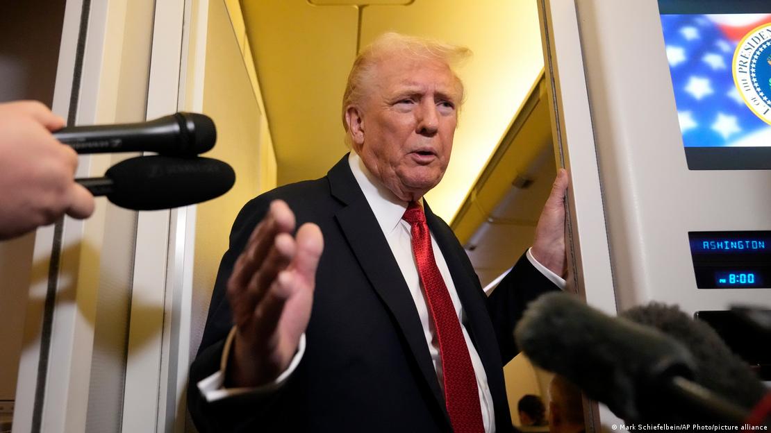 USA 2025 | Donald Trump spricht mit Reportern an Bord der Air Force One (19.10.2025)