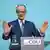 Friedrich Merz steht bei einer Pressekonferenz im CDU-Hauptquartier in Berlin vor dem Rednerpult und hat beide Hände erhoben