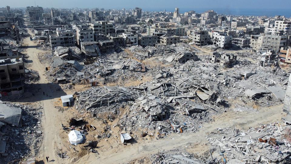 غزہ پٹی کا فلسطینی علاقہ جو قریب دو سال تک جاری رہنے والی جنگ کی وجہ سے تقریباﹰ پوری طرح تباہ ہو چکا ہے، اکتوبر 2025ء میں لی گئی ایک تصویر