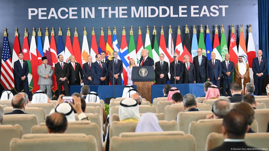 13 Ekim'de düzenlenen Gazze için barış zirvesinde, arkada katılımcı ülke bayrakları ve liderler dururken kürsüden konuşma yapan ABD Başkanı Donald Trump.  13 Ekim'de düzenlenen Gazze için barış zirvesinde, arkada katılımcı ülke bayrakları ve liderler dururken kürsüden konuşma yapan ABD Başkanı Donald Trump.