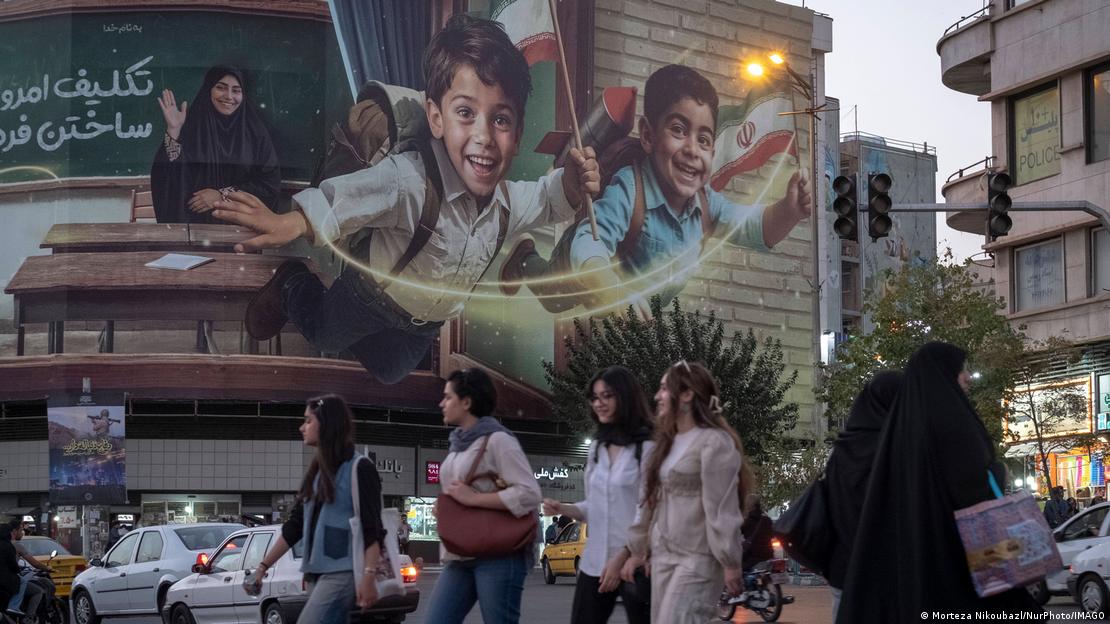 حکومتی بیانیے کے مظہر اورتہران میں لگے اس بل بورڈ کے برعکس ایرانی نوجوانوں کو حکومتی جبر اور مستقبل کے تاریک امکانات کا سامنا ہے حکومتی بیانیے کے مظہر اورتہران میں لگے اس بل بورڈ کے برعکس ایرانی نوجوانوں کو حکومتی جبر اور مستقبل کے تاریک امکانات کا سامنا ہے