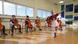 Crianças tocam violoncelo e menina dança Crianças tocam violoncelo e menina dança
