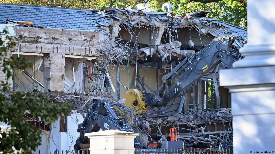 En la imagen una excavadora mecánica demuele el ala este de la Casa Blanca.