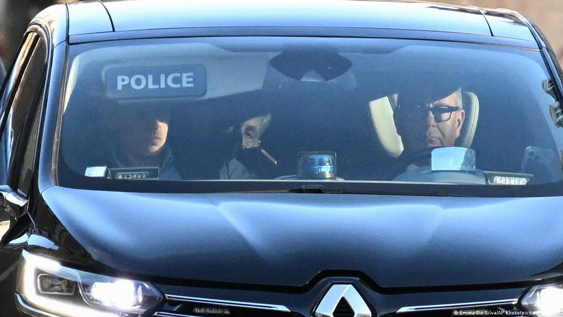 Im Polizeiauto kommt Ex-Präsident Sarkozy in der Justizvollzugsanstalt an