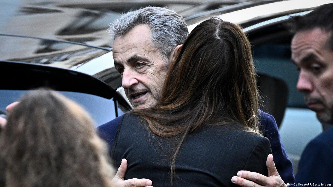 Ex-Präsident Nicolas Sarkozy umarmt Ehefrau Carla Bruni vor Haftantritt