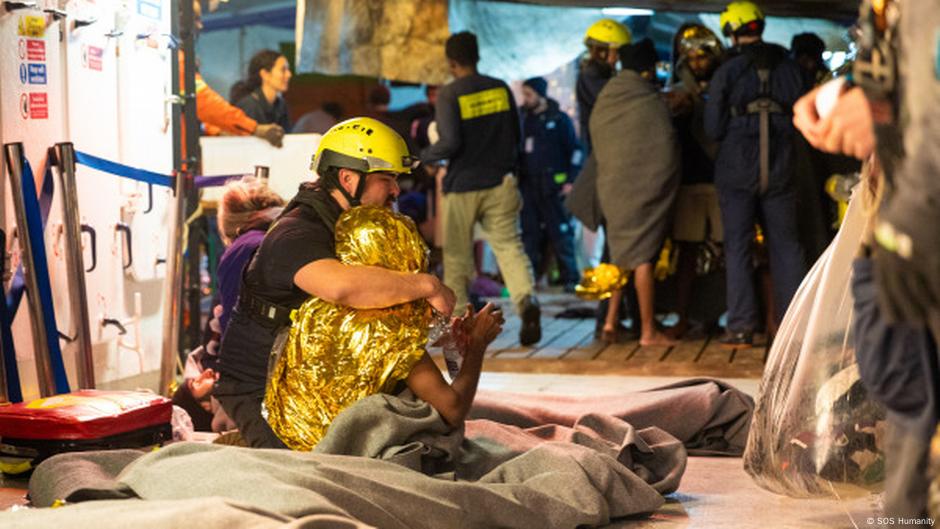 Prva pomoć maloletnim izbeglicama na brodu Humanity 1