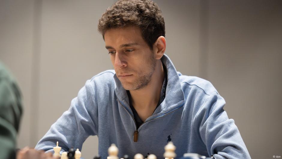 Chess world mourns grandmaster Daniel Naroditsky, dead at 29 – DW – 10/21/2025