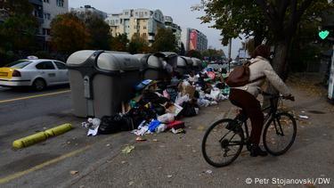 Контејнери за отпад во Скопје, околу кои има вреќи со ѓубре Контејнери за отпад во Скопје, околу кои има вреќи со ѓубре