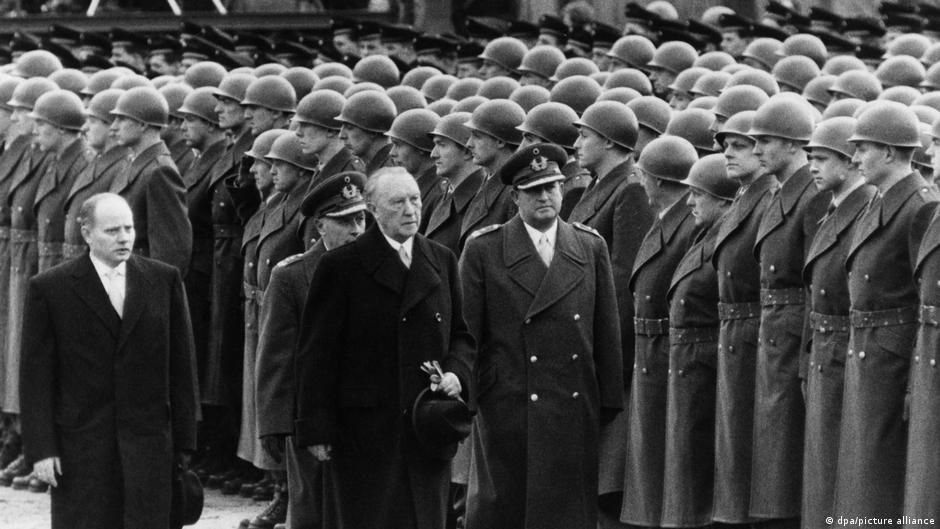 Kancelar Konrad Adenauer (drugi s leva) obišao je prve dobrovoljce 20. januara 1956. godine, zajedno sa ministrom odbrane Teodorom Blankom (levo); Bundesver je svoje ime dobio tek u martu 1956.