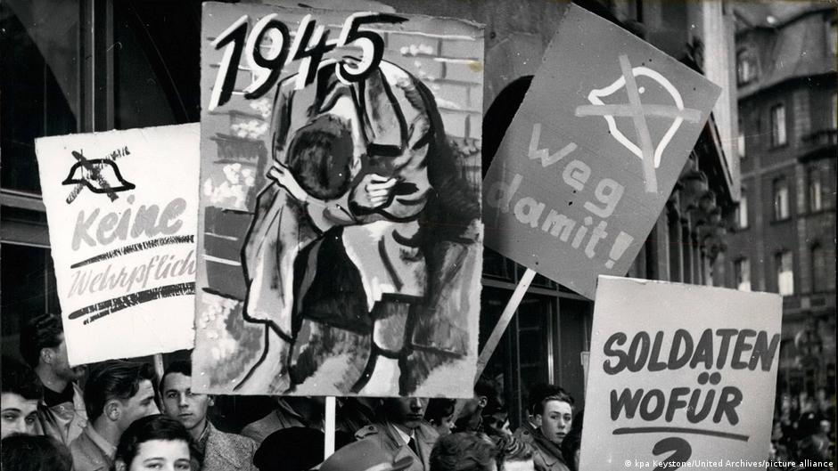 Nikad više rat: hiljade ljudi protestovalo je protiv ponovnog naoružavanja (na fotografiji je protest organizovan 1. januara 1955. u Frankfurtu na Majni)