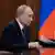 La imagen muestra al presidente ruso Vladimir Putin sentado en su oficina.