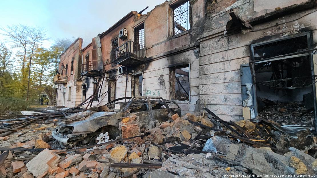 Ukraine Cherson 2025 | Ausgeberannte Häuserzeile in Korabelnyi (21.10.2025)